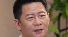 黑色丝袜吻戏亲胸摸腿视频